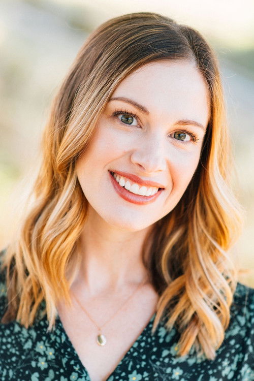 Elisabeth Abbott as Carrie(segment "The Bookstore")