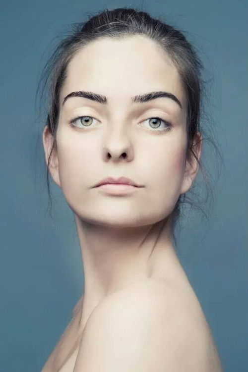 Dilruba Gargı as Özlem Gülcan