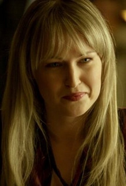 Irena Angeloutsa as Victoria