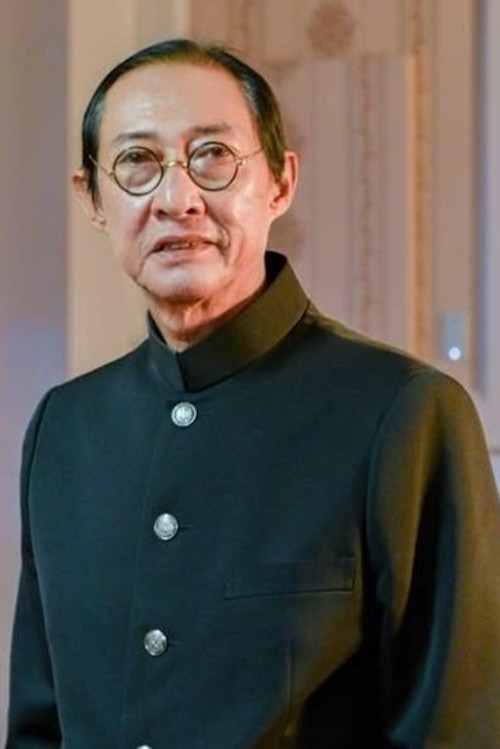 Le Binh as Ông bán cà phê