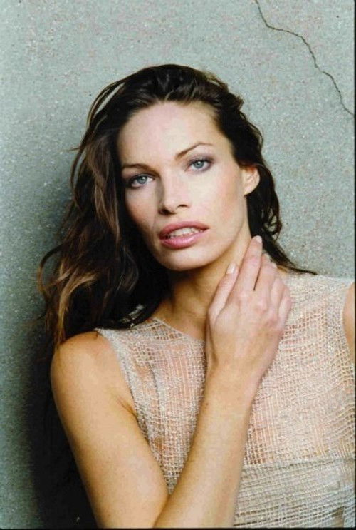 Laurence Treil as La vouivre