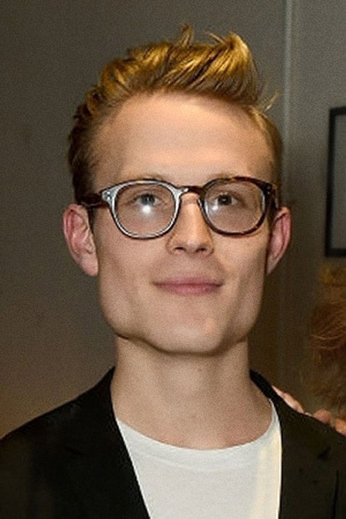 Charlie Parham as Queen 1