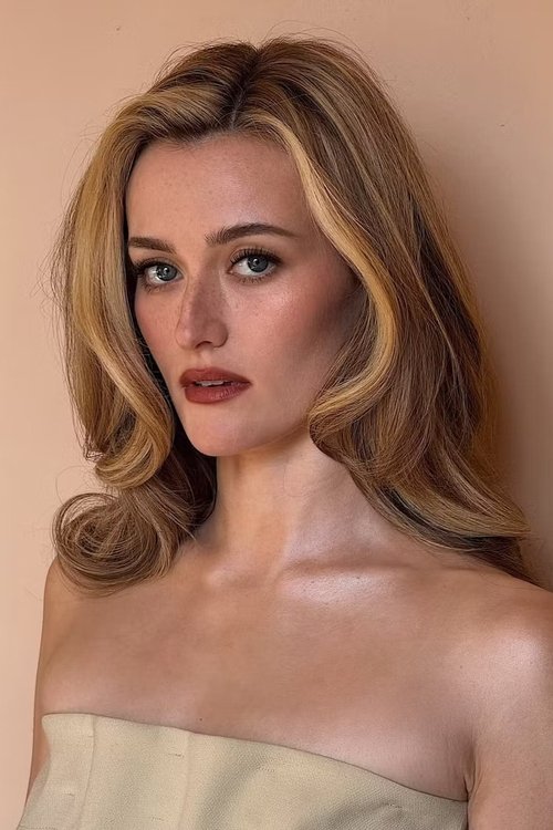 Sarah Pidgeon as Maeve