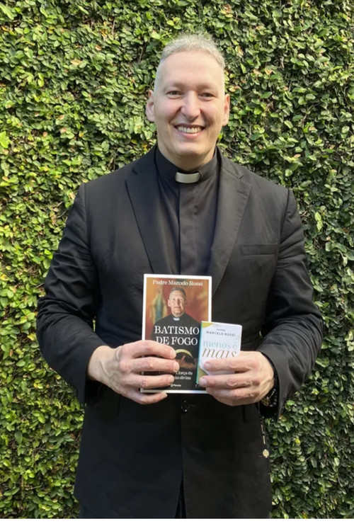 Padre Marcelo Rossi as Self