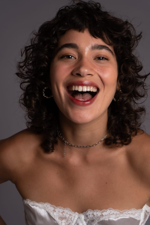 Flora Sandyá as Luana