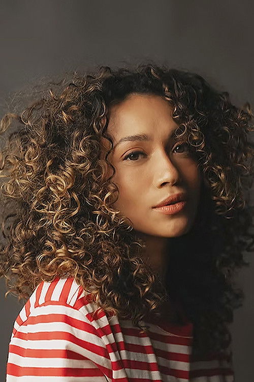 Lorena Lima as Lívia