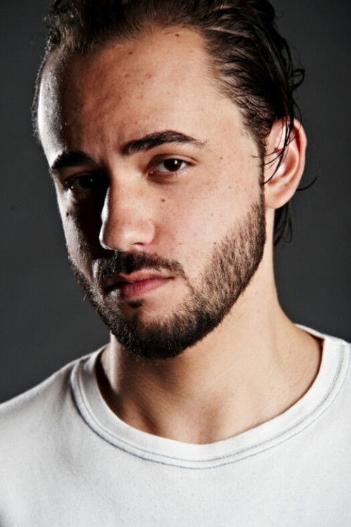 Alberto Pagnotta as Tuna (voice)