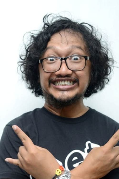 Arie Dagienkz as Narator