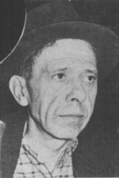 Clément Latour as Le curé