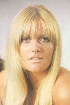 Amber Dean Smith as Beth Villiers