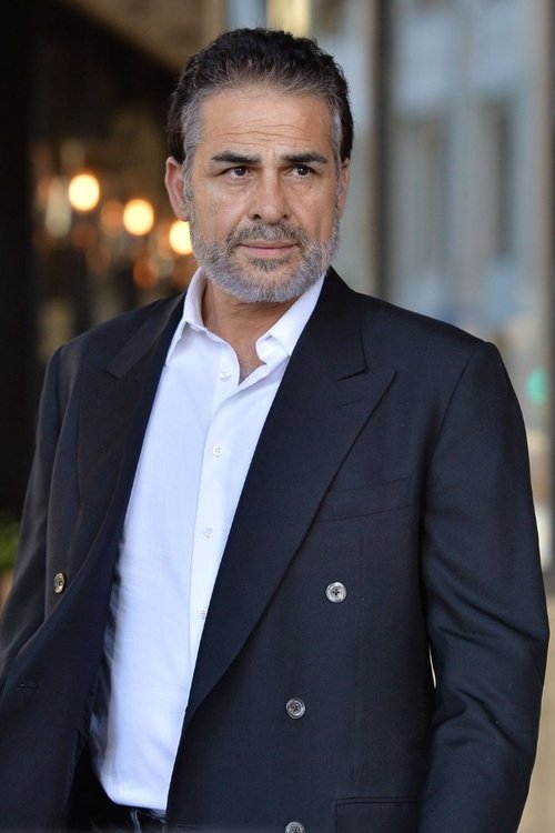 Houshang Touzie as Kazem