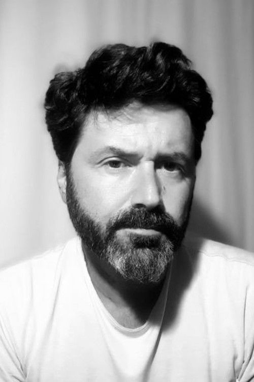 Luciano Guglielmino as Julio Vergara