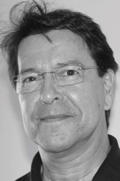 Paulo Ferreira as Policial