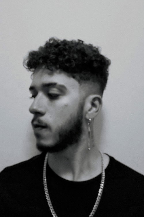 Matheus Meira as Mão Grotesca / Narrador