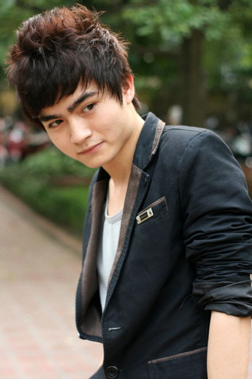 Nguyễn Năng Tùng as Hoàng 20 tuổi