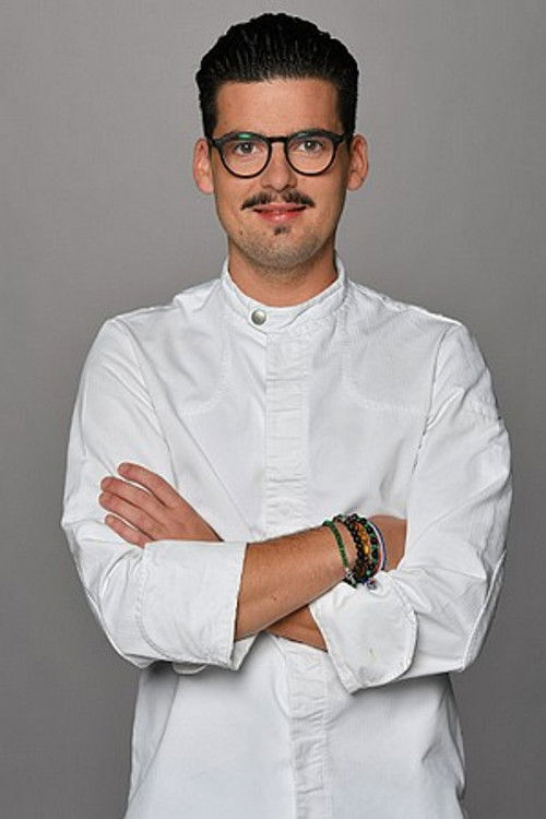 Camille Delcroix as Présentateur