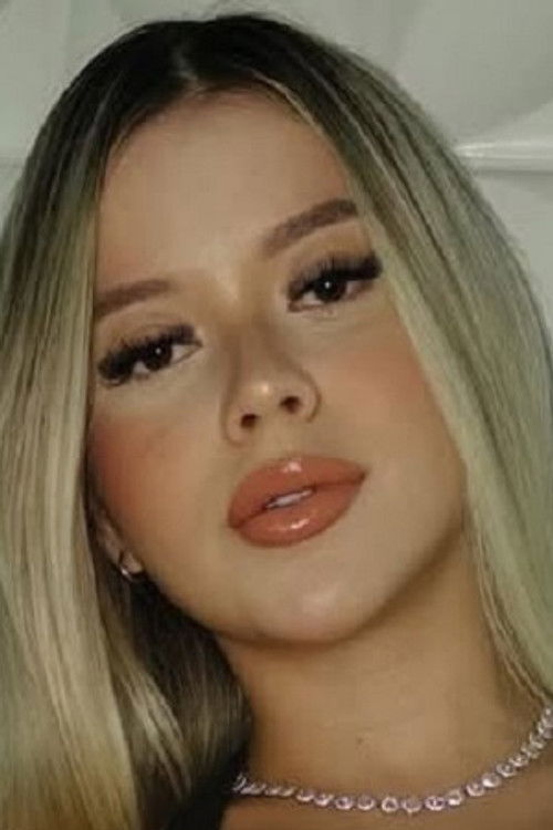 Aline Gomes as Suzana