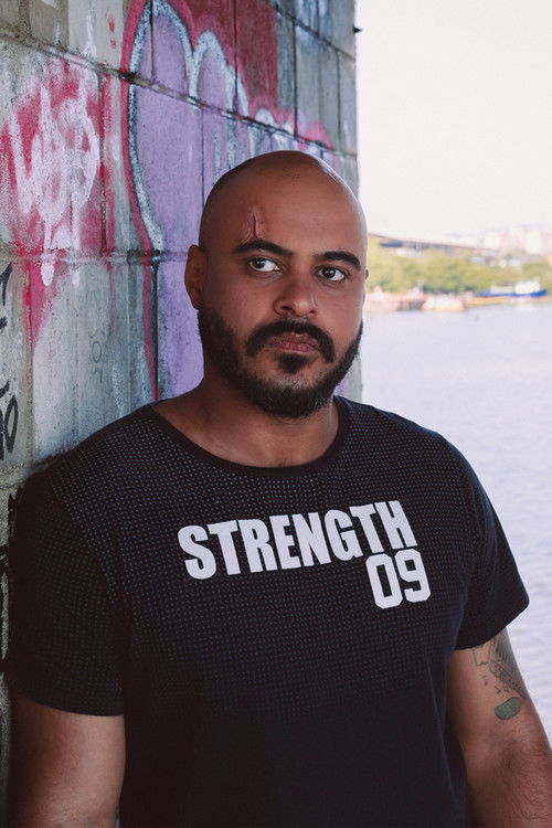 Gustavo Alves as João