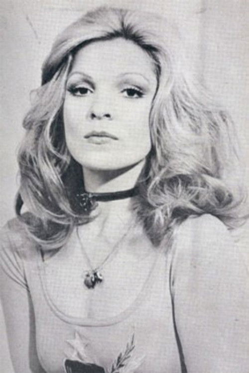 Nadir Fernandes as Assistente Social