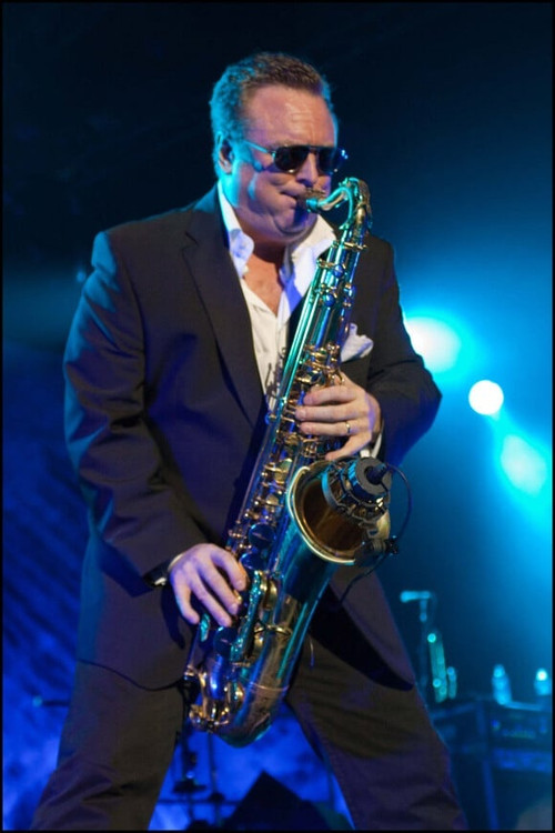 Brian Travers as Saxofón
