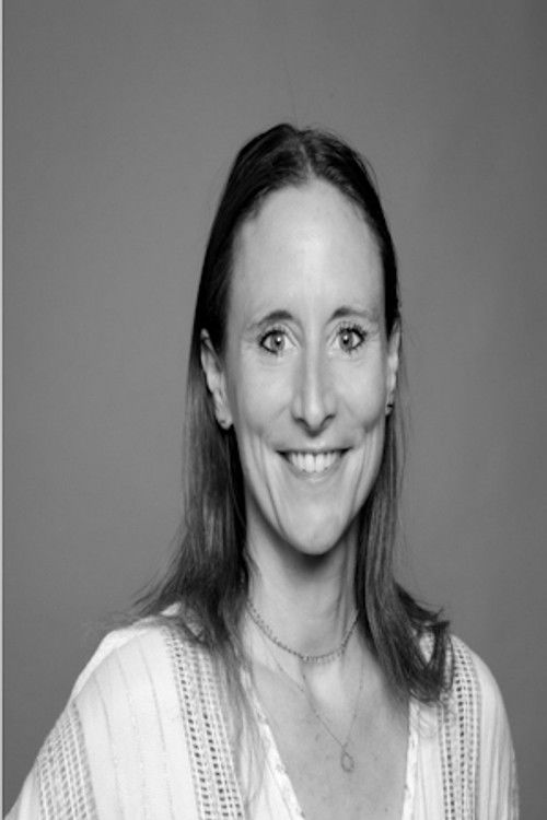 Clemence Valleteau as Emma Dumont