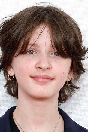 Leo James Davis as Middle Peter