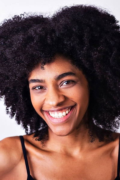 Mohana Uchôa as Elaine