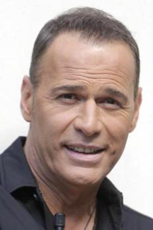 Carlos Lozano as Presentador