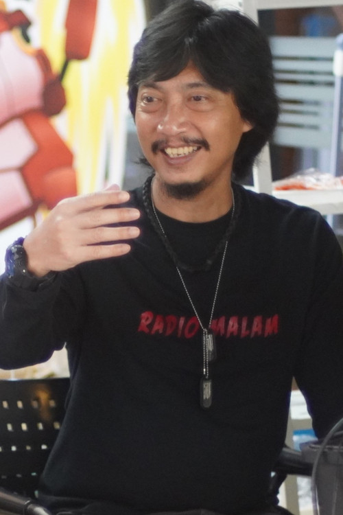 Kunun Nugroho as Manager Cafe