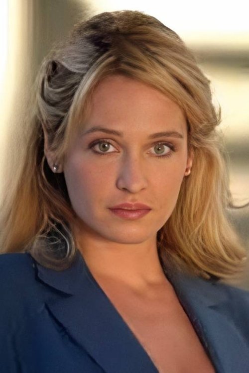 Julia Kruis as Traci