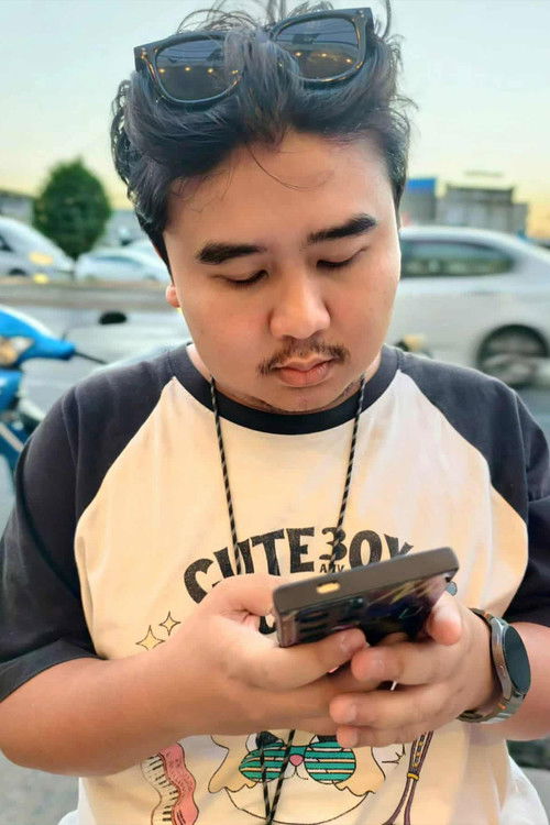 ธรรพ์ณธร วรสิริพงศ์กุล as Gallery Tourist