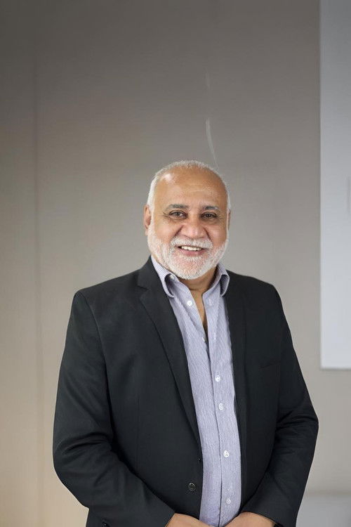 Paulo Mattoso as Governador