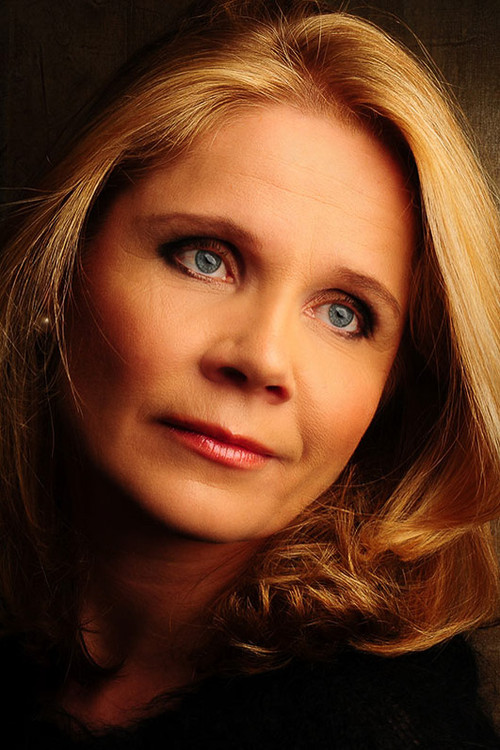 Ulrika Precht as Leona, a Courtesan