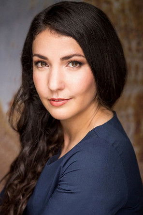 Kat Glass as Elizabeth