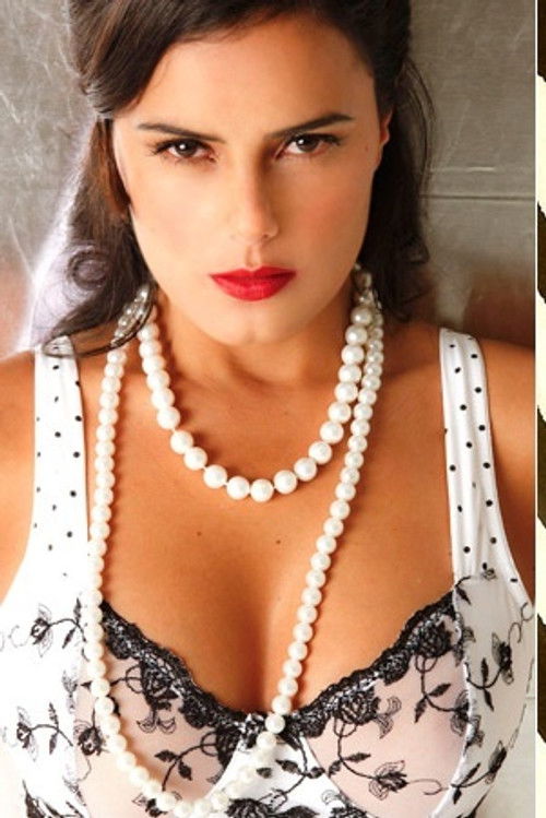 Lucielle di Camargo as Suzana