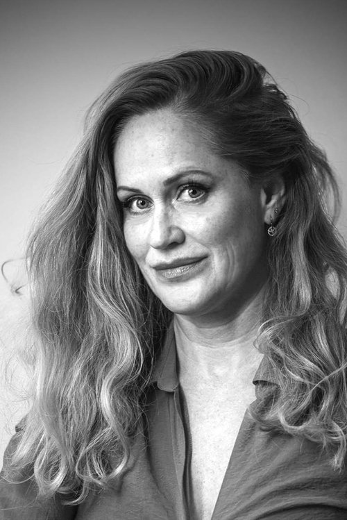 Amanda Jane York as Lora