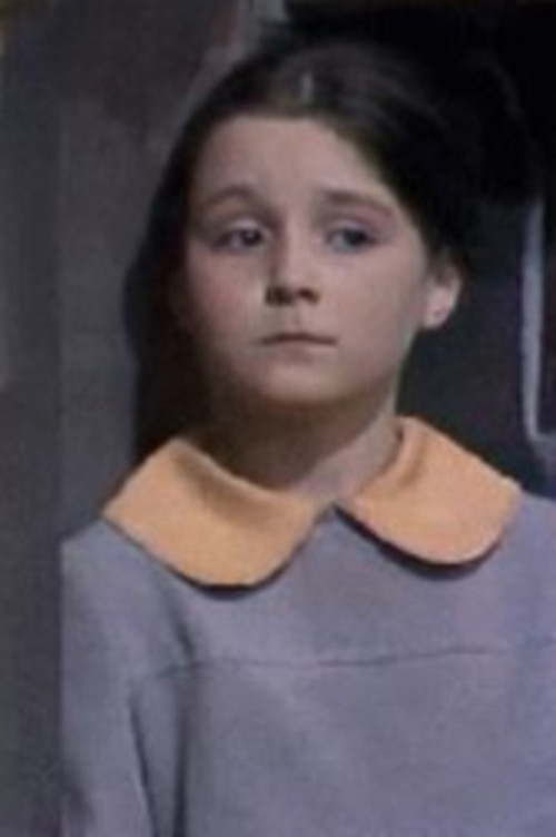 Angela Krutikova as Лена в детстве