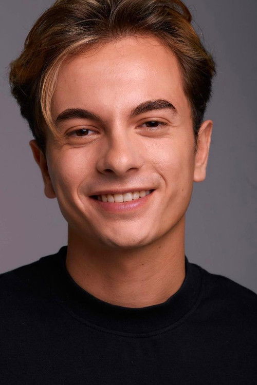 Sebastián Muñoz as Víctor