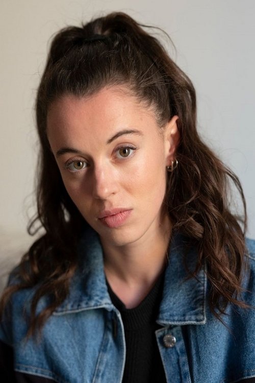 Camille Genau as Sara Reynaud