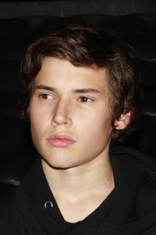 Oskar Lindquist as Simon