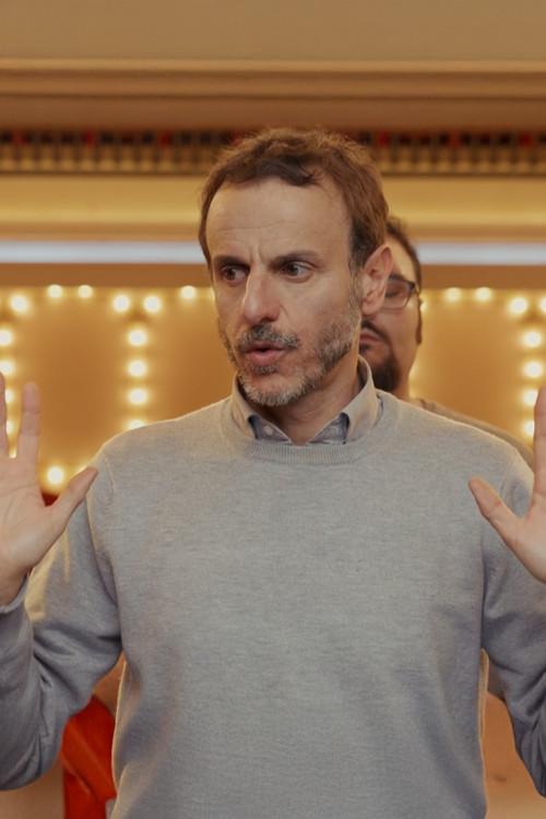 Ariele Vincenti as Luca