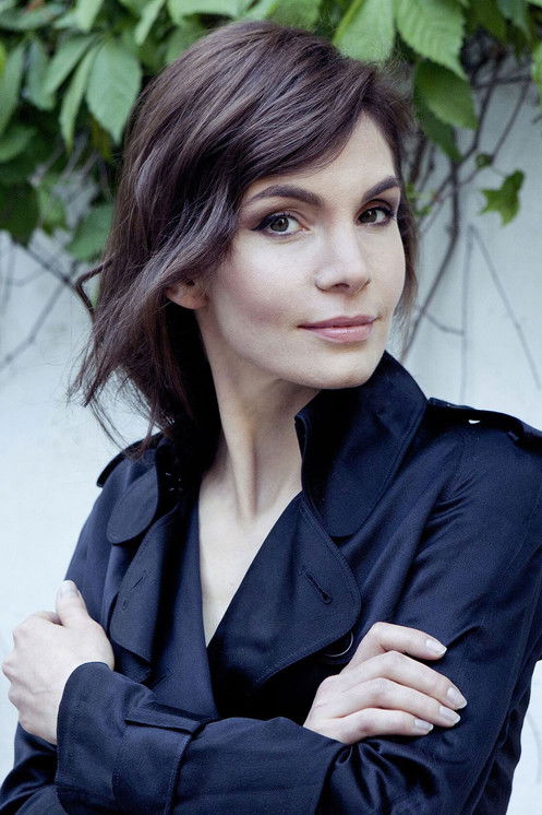 Nadine Warmuth as Julia