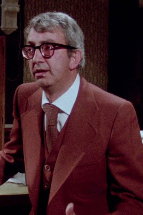 Mario Bartolomei as Megaditta Employee