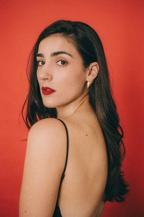 Sofia Guida as Ilaria