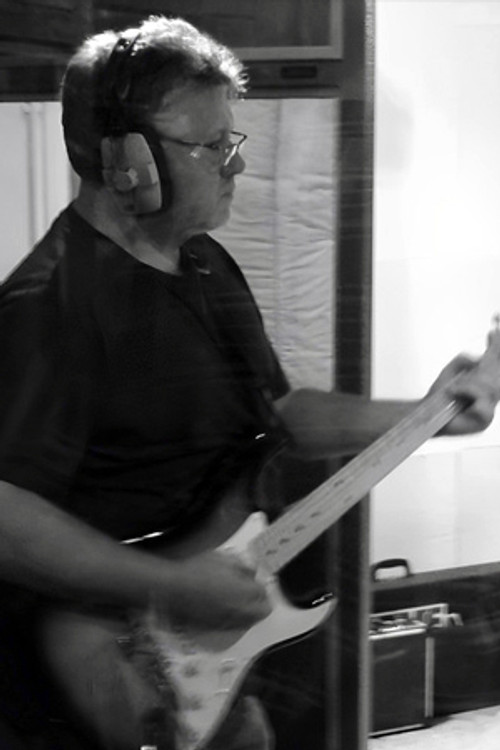 Richard Bull as Guitar