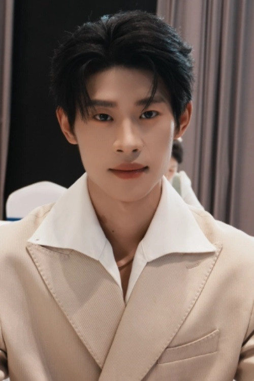 Li Si Jun as He Jing Zhun