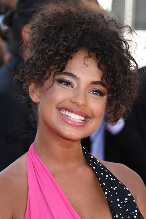 Paola Locatelli as Mona