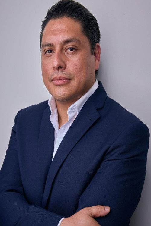 Gabriel Guillen as Julio