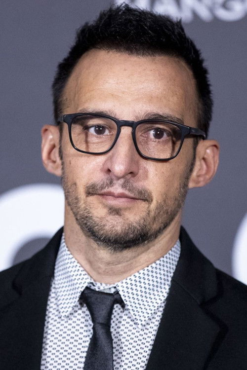 Alejandro Amenábar as Man Looking at Statue (uncredited)