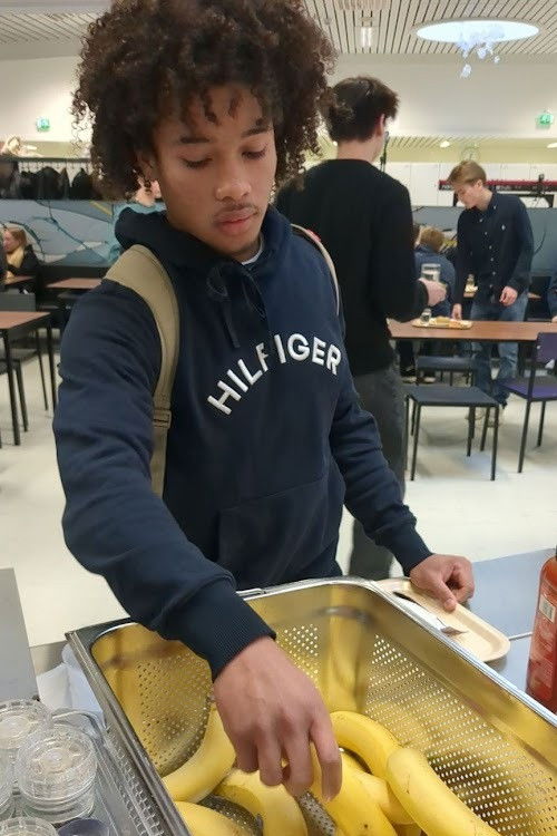 Daniel Hyvönen as Sam